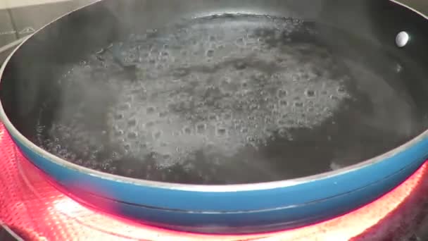 インスタントラーメンを調理する鍋に湯を沸かす — ストック動画