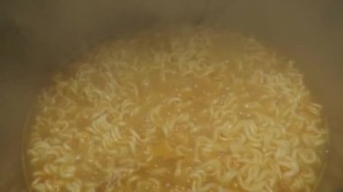 Asya usulü baharatlı hazır erişte yumurta ile pişirilir.