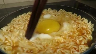 Asya usulü baharatlı hazır erişte yumurta ile pişirilir.