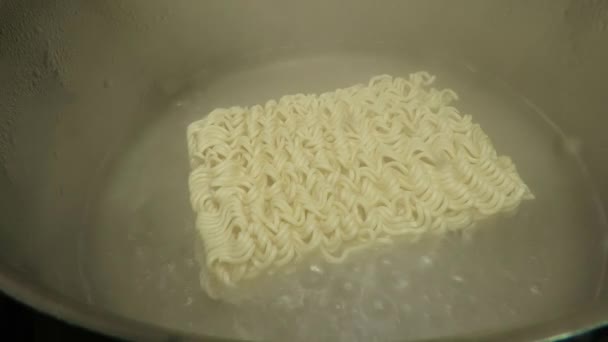 Fideos Instantáneos Picantes Estilo Asiático Cocina Con Huevo — Vídeos de Stock