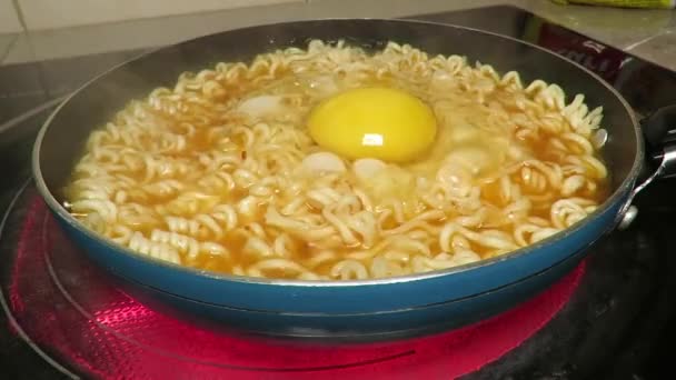 Ασιατικό Στυλ Πικάντικο Στιγμιαίο Noodle Μαγειρεύεται Αυγό — Αρχείο Βίντεο