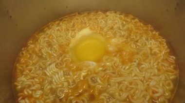 Asya usulü baharatlı, yumurtalı hazır şehriye.