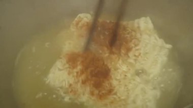 Asya usulü baharatlı, yumurtalı hazır şehriye.