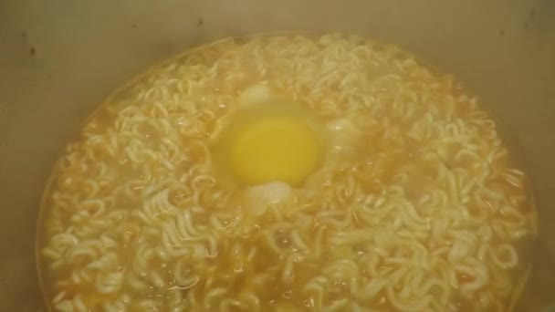 Cozinhar Macarrão Instantâneo Picante Estilo Asiático Com Ovo — Vídeo de Stock