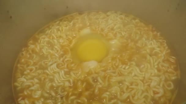 Cuisson Style Asiatique Nouilles Instantanées Épicées Avec Oeuf — Video