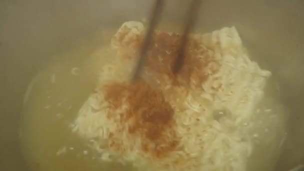 Gotowanie Azjatycki Styl Pikantny Instant Makaron Jajkiem — Wideo stockowe