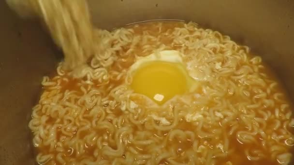 アジア風のスパイシーなインスタントラーメンを卵で調理 — ストック動画