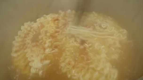 Cozinhar Macarrão Instantâneo Picante Estilo Asiático Com Ovo — Vídeo de Stock