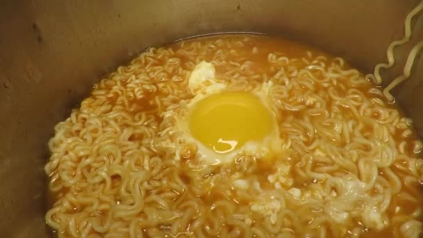 用鸡蛋烹调亚洲风味辣方便面 — 图库视频影像
