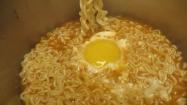 Asya usulü baharatlı, yumurtalı hazır şehriye.