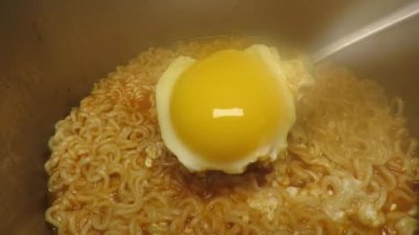 Asya usulü baharatlı, yumurtalı hazır şehriye.