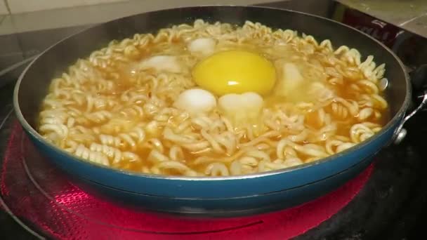 Cooking Asian Style Spicy Instant Noodle Egg — Stock Video