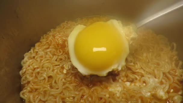 Koking Asiatisk Stil Krydret Hurtignudler Med Egg – stockvideo