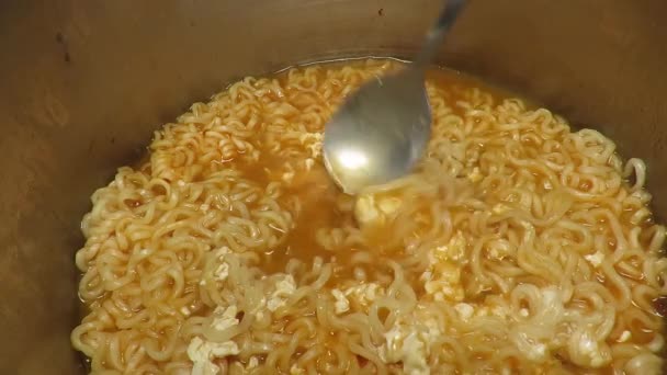 アジア風のスパイシーなインスタントラーメンを卵で調理 — ストック動画