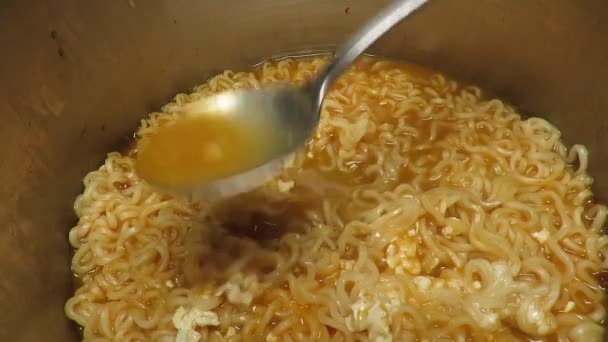 Vaření Asijský Styl Pikantní Instantní Nudle Vejcem — Stock video