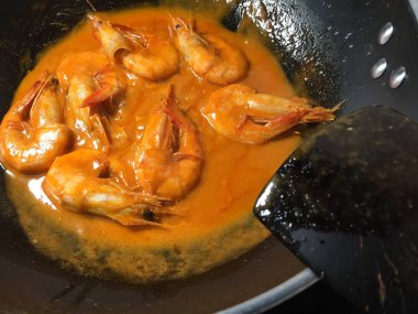 Asya usulü baharatlı ve kremalı kızarmış karides.