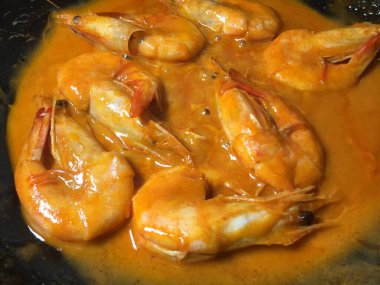 Asya usulü baharatlı ve kremalı kızarmış karides.