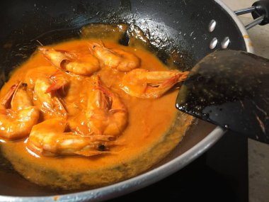 Asya usulü baharatlı ve kremalı kızarmış karides.