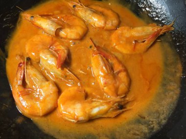 Asya usulü baharatlı ve kremalı kızarmış karides.