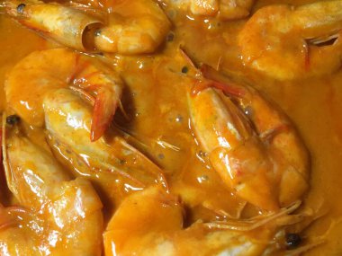 Asya usulü baharatlı ve kremalı kızarmış karides.