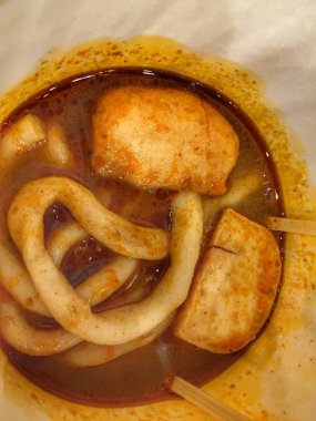 Oden, aynı zamanda balık eriştesi, haşlanmış yumurta, tofu, daikon, istiridye, ıstakoz topu, deniz yosunu topu, konjac, balık köftesi ve işlenmiş balık köftesi gibi malzemelerden oluşan bir tür nabemono türüdür.. 