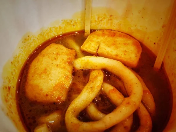 Oden, aynı zamanda balık eriştesi, haşlanmış yumurta, tofu, daikon, istiridye, ıstakoz topu, deniz yosunu topu, konjac, balık köftesi ve işlenmiş balık köftesi gibi malzemelerden oluşan bir tür nabemono türüdür.. 