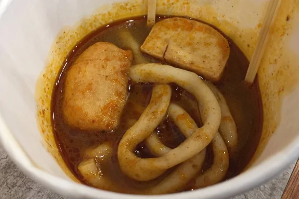 Oden, aynı zamanda balık eriştesi, haşlanmış yumurta, tofu, daikon, istiridye, ıstakoz topu, deniz yosunu topu, konjac, balık köftesi ve işlenmiş balık köftesi gibi malzemelerden oluşan bir tür nabemono türüdür.. 