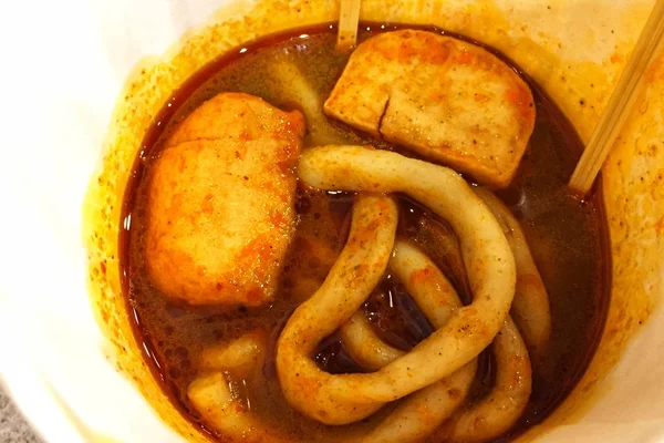 Oden, aynı zamanda balık eriştesi, haşlanmış yumurta, tofu, daikon, istiridye, ıstakoz topu, deniz yosunu topu, konjac, balık köftesi ve işlenmiş balık köftesi gibi malzemelerden oluşan bir tür nabemono türüdür.. 