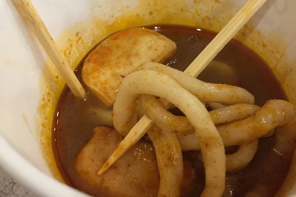 Oden, aynı zamanda balık eriştesi, haşlanmış yumurta, tofu, daikon, istiridye, ıstakoz topu, deniz yosunu topu, konjac, balık köftesi ve işlenmiş balık köftesi gibi malzemelerden oluşan bir tür nabemono türüdür.. 