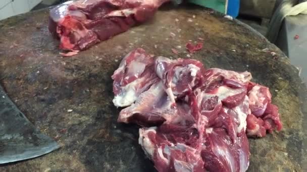 Carnicero Picando Carne Cordero — Vídeo de stock