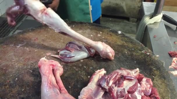 马来西亚槟城一个肉类市场的屠夫正在切碎羊肉 — 图库视频影像