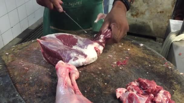 Carnicero Picando Carne Cordero — Vídeo de stock