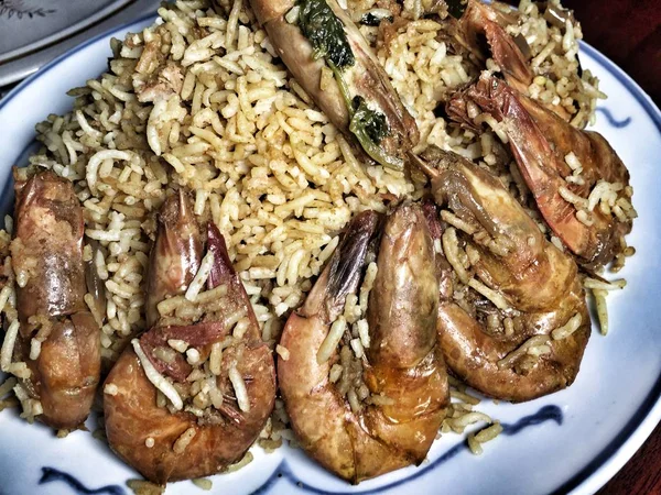 Karidesli biryani, Pakistan, Hindistan 'da popüler bir pirinç tabanı. Bangladeş ve diğer Asya ülkeleri