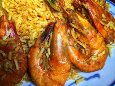 Karidesli biryani, Pakistan, Hindistan 'da popüler bir pirinç tabanı. Bangladeş ve diğer Asya ülkeleri