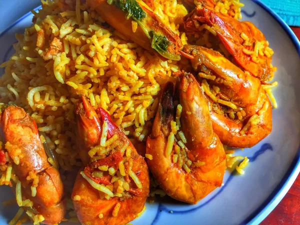 Karidesli biryani, Pakistan, Hindistan 'da popüler bir pirinç tabanı. Bangladeş ve diğer Asya ülkeleri