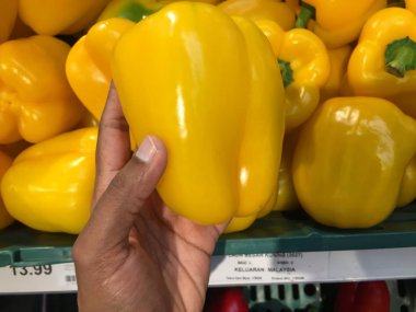 Ayrıca Capsicum olarak da bilinen taze işlenmemiş biberler.