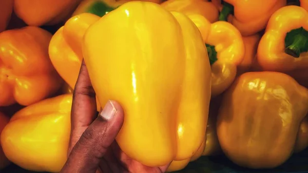Ayrıca Capsicum olarak da bilinen taze işlenmemiş biberler.