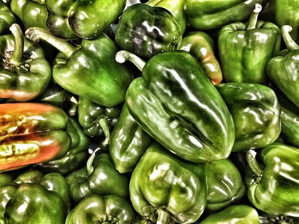 Ayrıca Capsicum olarak da bilinen taze işlenmemiş biberler.