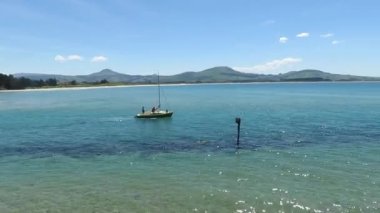 Güney Adası, Dunedin 'deki Karitane Sahili' nde bir tekne hareket ediyor.