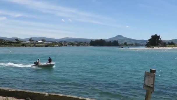 船は南島ダネディン州のカリタンビーチでセーリングしています — ストック動画