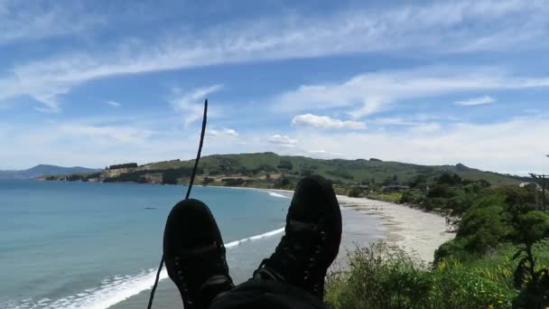 Vista Los Pies Las Piernas Frente Playa Karitane Dunedin Nueva — Vídeos de Stock