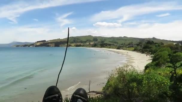 新西兰邓尼丁Karitane海滩对面的脚和腿 — 图库视频影像
