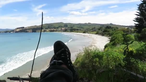 Ayakların Görünüşü Yeni Zelanda Dunedin Deki Karitane Sahili Bakan Bacaklar — Stok video