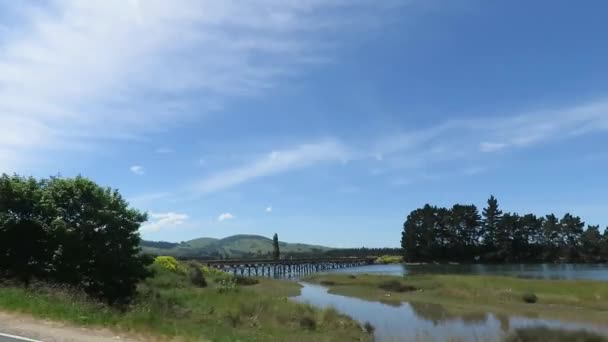 Vue d'un lac depuis une voiture 