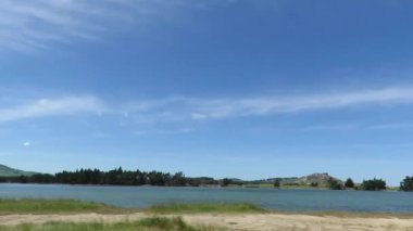 Arabadan göl manzarası