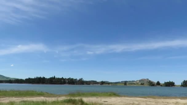 Vue d'un lac depuis une voiture 