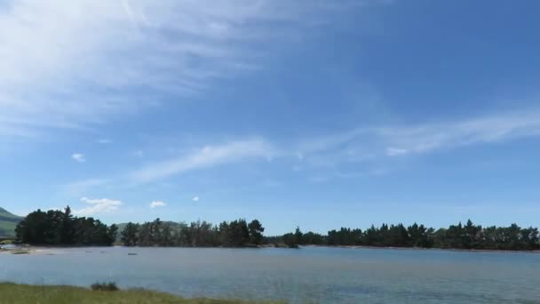 Vue d'un lac depuis une voiture 