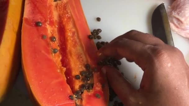 Contaminación Cruzada Fruta Papaya Pechuga Pollo Cruda Misma Tabla Picar — Vídeo de stock