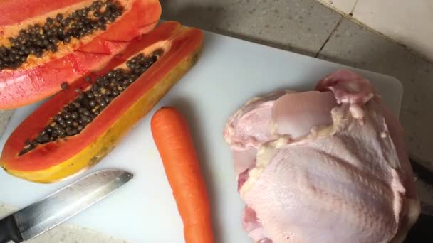 Contaminazione Incrociata Frutta Papaia Petto Pollo Crudo Sullo Stesso Tagliere — Video Stock