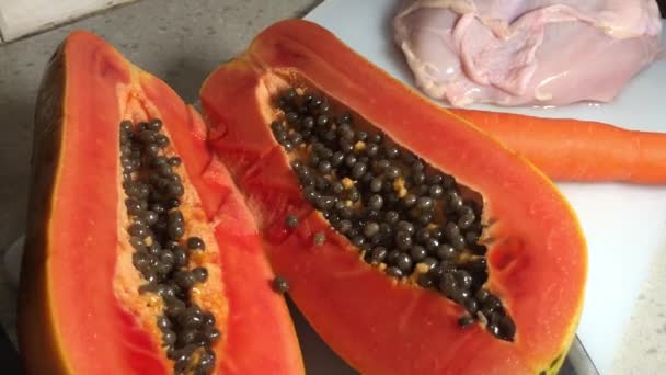 Kruisbesmetting Papaya Fruit Rauwe Kipfilet Dezelfde Witte Snijplank Kan Gezondheidsrisico — Stockvideo
